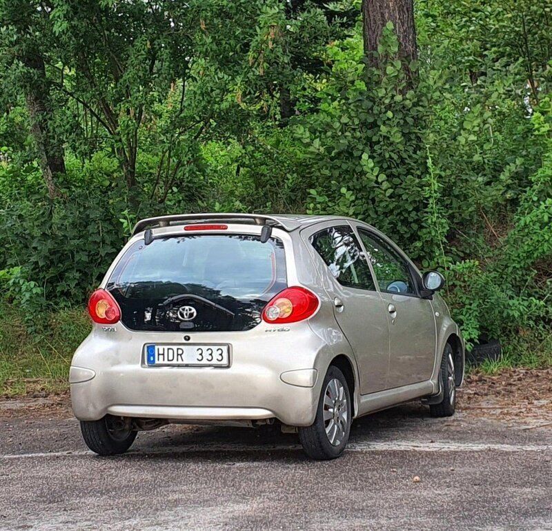 Grå Begagnad 2007 Toyota Aygo Halvkombi | 26 000 kr (Marknadspris) - Bild 1/4