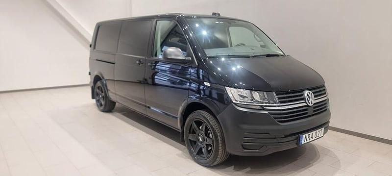 Svart (deep black pärleffekt) Begagnad 2023 VW T6.1 Van | 329 000 kr - Bild 1/4
