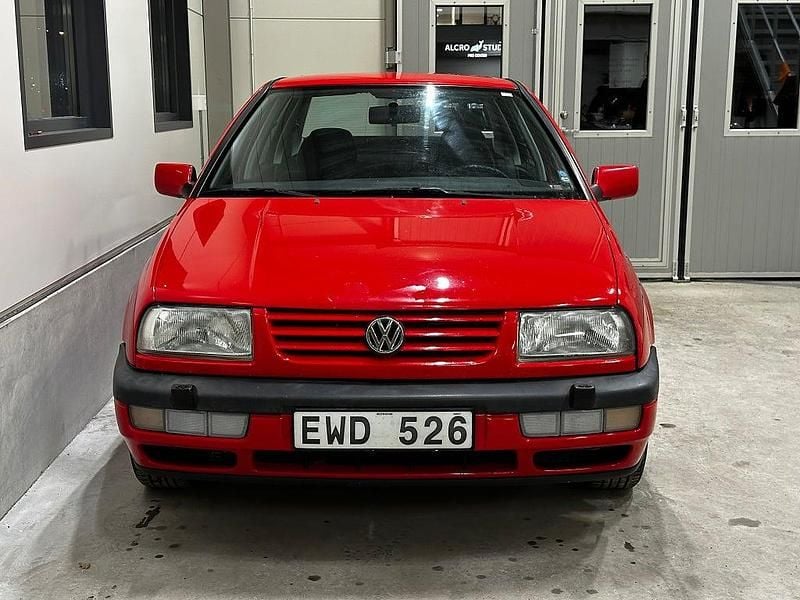 Begagnad VW Vento 90 HK (66 kW) 1996 Röd Sedan