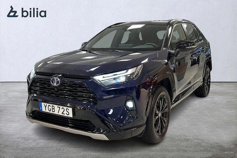 Blå Begagnad 2022 Toyota RAV4 Hybrid Style SUV | 419 900 kr (Marknadspris) - Bild 1/4