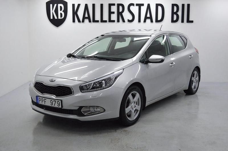 Grå Begagnad 2013 Kia Ceed Comfort Halvkombi | 89 900 kr (Marknadspris) - Bild 1/4