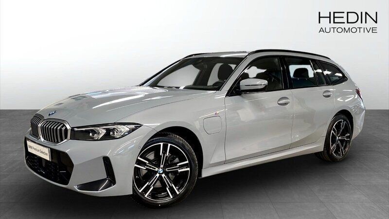 Grå (grey) Begagnad 2024 BMW 330e M Sport Kombi | 569 700 kr (Bra pris) - Bild 1/4