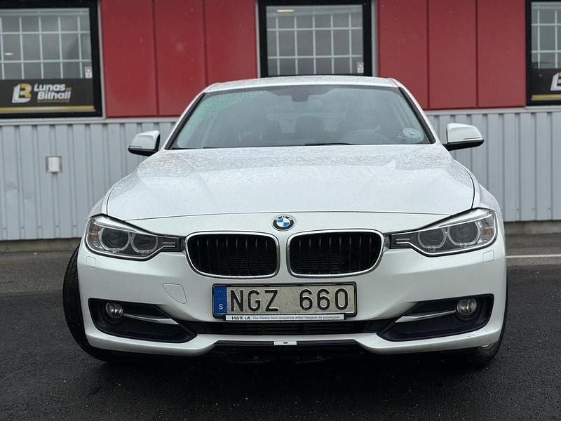 Vit Begagnad 2013 BMW 320 Sport Line Sedan | 137 900 kr (Marknadspris) - Bild 1/4