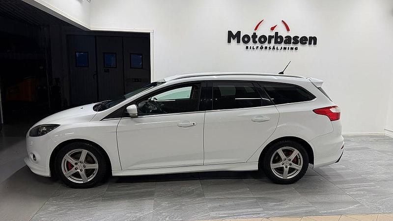 Begagnad Ford Focus Titanium 125 HK (91 kW) 2013 Vit Kombi
