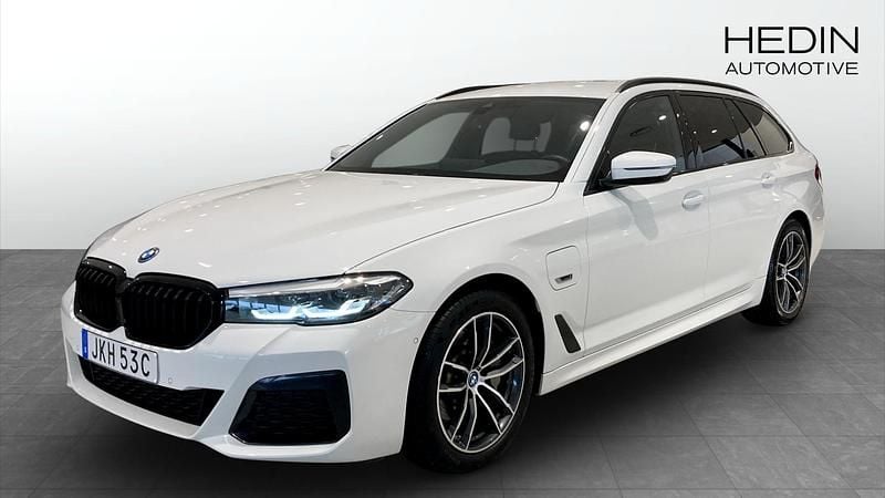 Vit (white) Begagnad 2023 BMW 530e M Sport Kombi | 459 900 kr (Dyr) - Bild 1/4