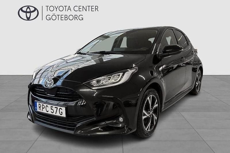 Svart Begagnad 2024 Toyota Yaris Hybrid Active Halvkombi | 269 900 kr (Dyr) - Bild 1/3