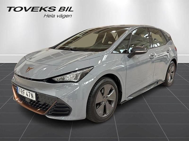 Ljusgrå (vapor grey) Begagnad 2022 Cupra Born Halvkombi | 239 900 kr (Bra pris) - Bild 1/4