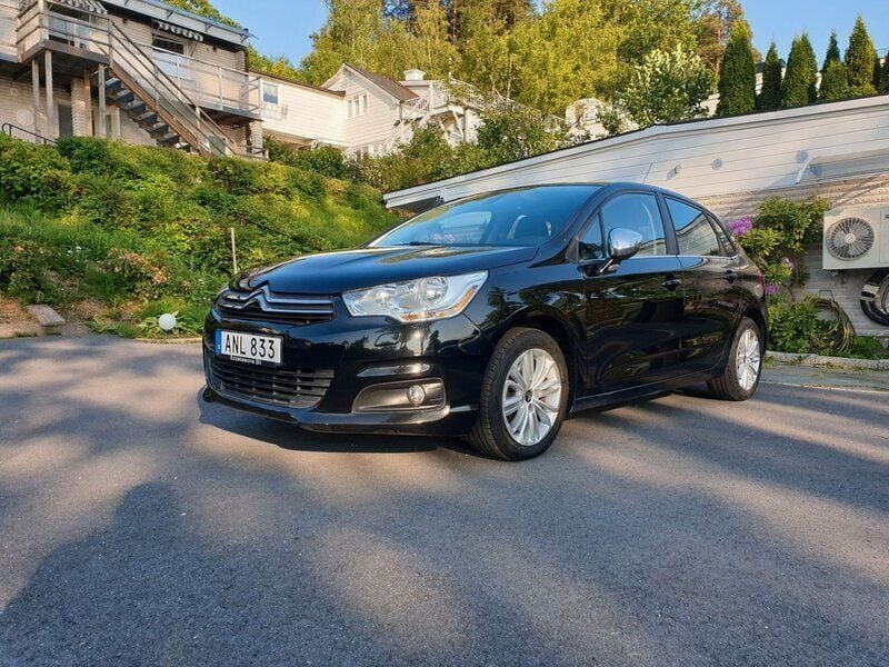 Svart Begagnad 2014 Citroën C4 Halvkombi | 84 900 kr (Marknadspris) - Bild 1/4