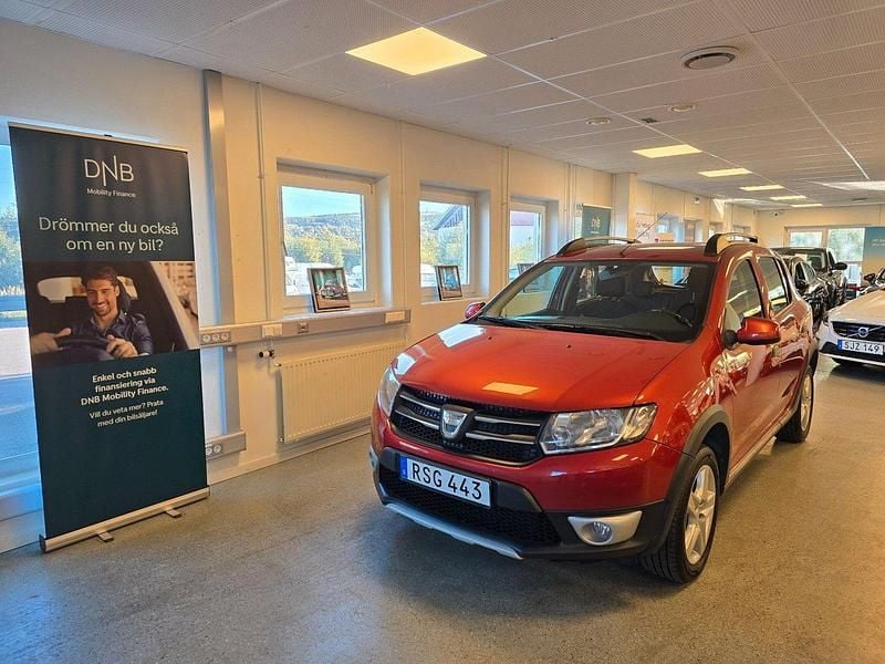 Röd Begagnad 2014 Dacia Sandero Stepway Halvkombi | 49 900 kr (Marknadspris) - Bild 1/4