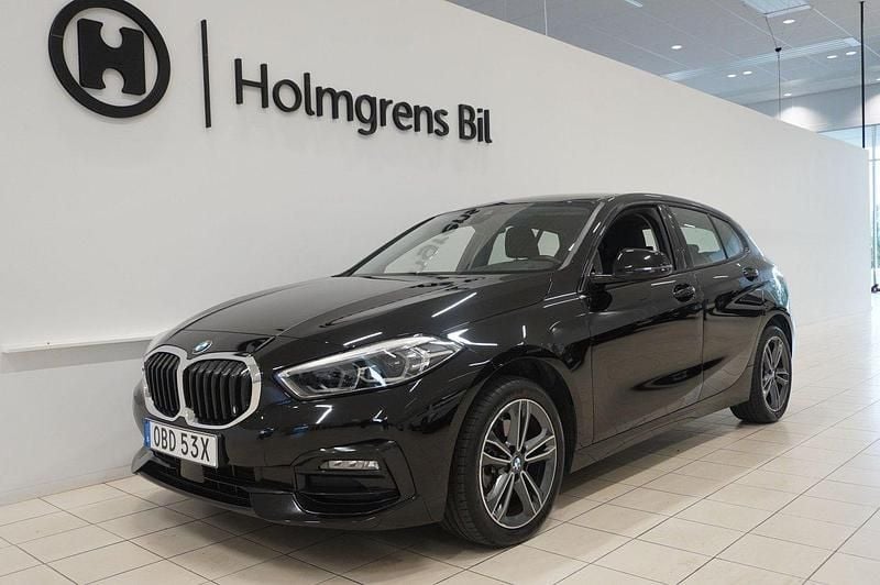 Svart Begagnad 2022 BMW 118 Sport Line Halvkombi | 224 500 kr (Marknadspris) - Bild 1/4
