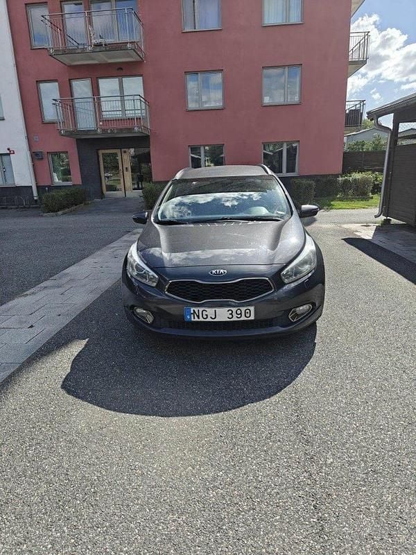 Grå Begagnad 2013 Kia Ceed Sportswagon Comfort Kombi | 64 900 kr (Marknadspris) - Bild 1/4