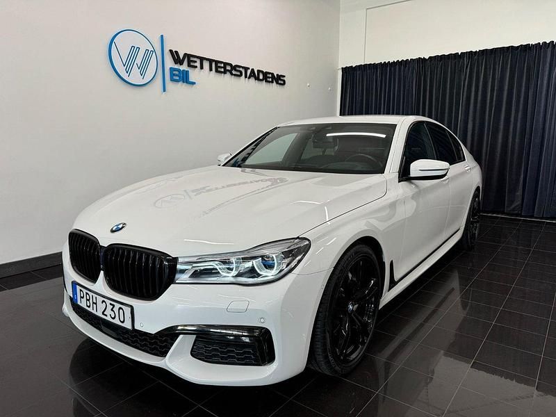 Vit (blå) Begagnad 2017 BMW 740 Comfort Edition Sedan | 419 000 kr (Superpris) - Bild 1/4