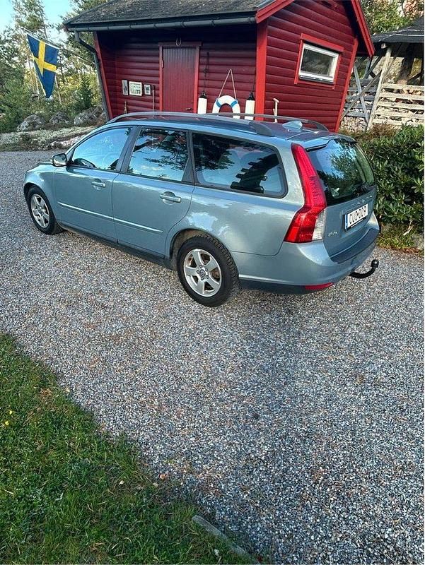 Blå Begagnad 2009 Volvo V50 Kinetic Kombi | 33 900 kr (Marknadspris) - Bild 1/4