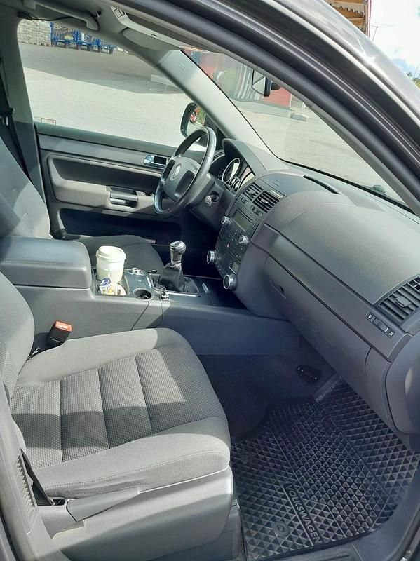 Ser ut mer som mörl grå Begagnad 2007 VW Touareg SUV | 60 000 kr - Bild 1/4