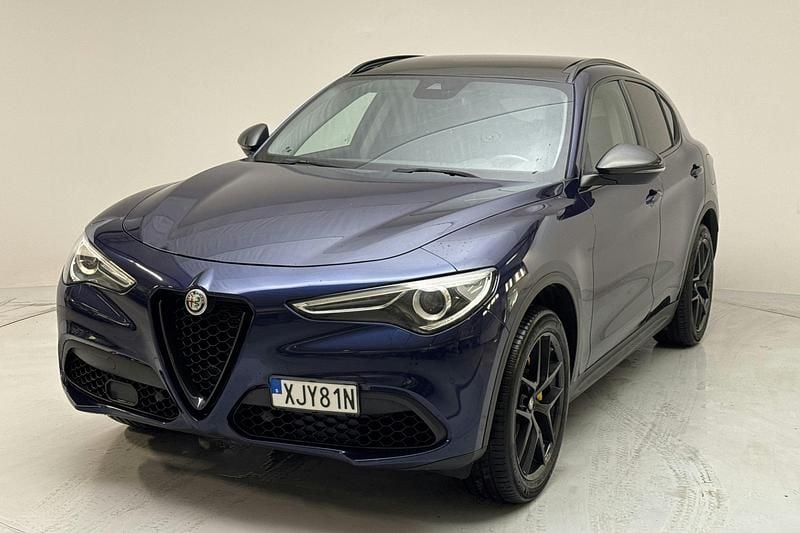 Blå Begagnad 2019 Alfa Romeo Stelvio Tech Edition SUV | 269 000 kr (Bra pris) - Bild 1/4
