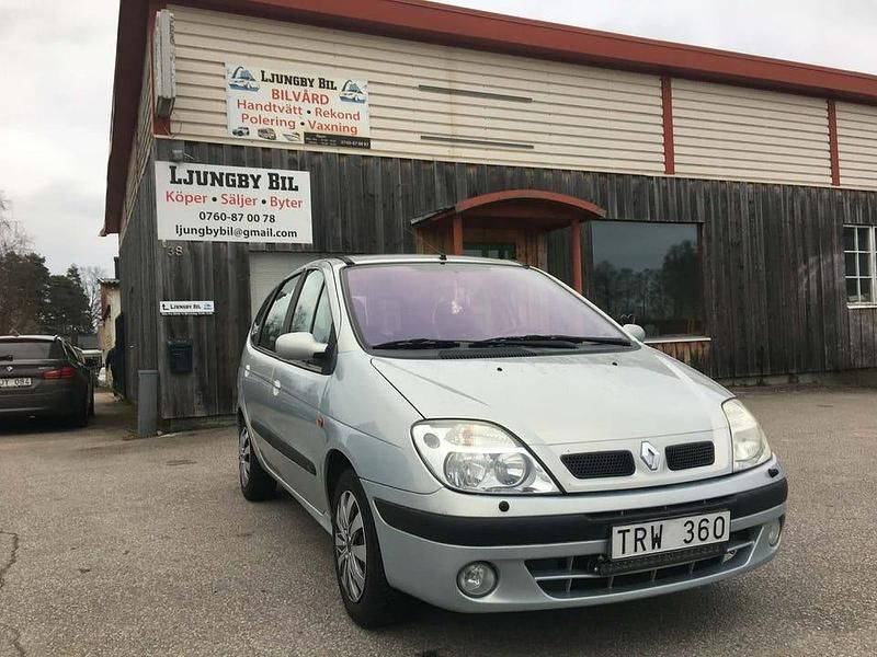 Grå Begagnad 2003 Renault Scénic II Minibuss | 26 000 kr (Marknadspris) - Bild 1/4
