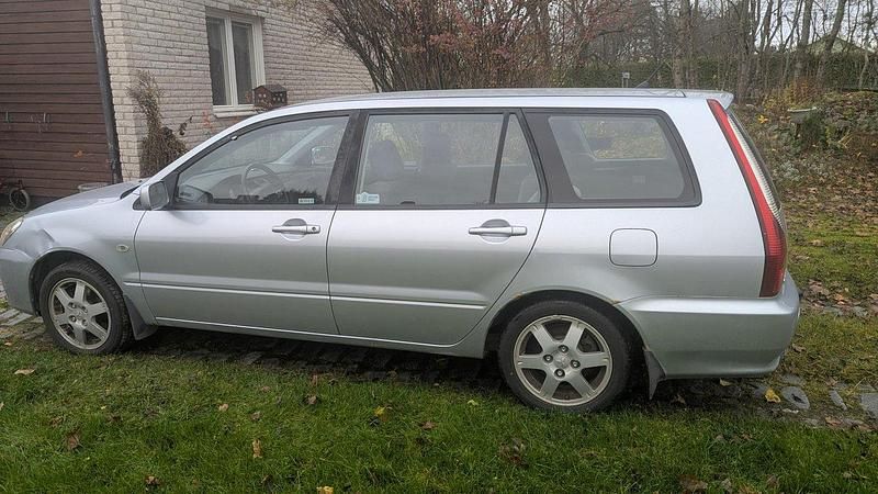 Silver Begagnad 2004 Mitsubishi Lancer Comfort Edition Kombi | 17 000 kr (Bra pris) - Bild 1/4