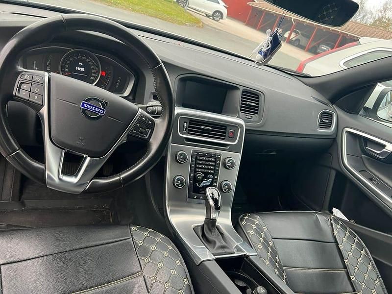 Begagnad Volvo V60 152 HK (111 kW) 2018 Vit Kombi