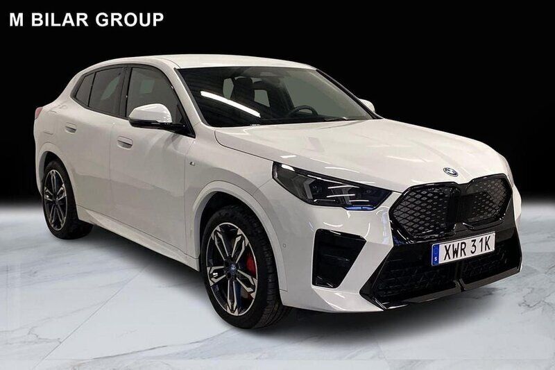 Vit (alpinvit ) Begagnad 2024 BMW iX2 M Sport SUV | 569 000 kr (Bra pris) - Bild 1/4