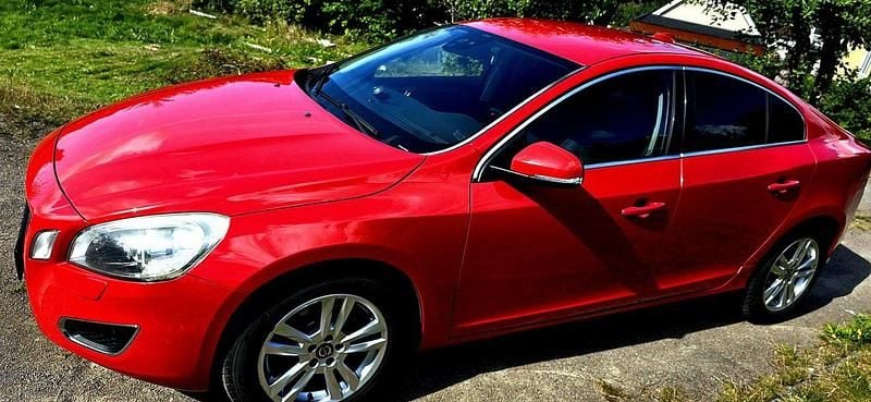 Röd Begagnad 2011 Volvo S60 Momentum Sedan | 84 999 kr (Marknadspris) - Bild 1/4