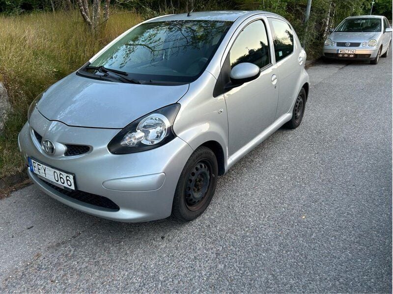 Silver Begagnad 2006 Toyota Aygo Halvkombi | 33 000 kr (Marknadspris) - Bild 1/4