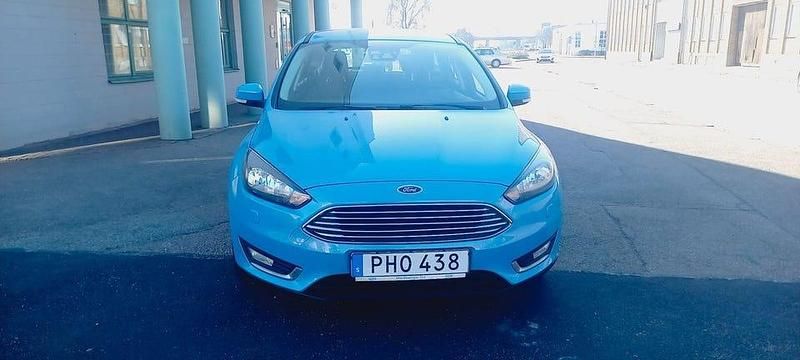 Blå Begagnad 2017 Ford Focus Titanium Kombi | 68 900 kr (Marknadspris) - Bild 1/4