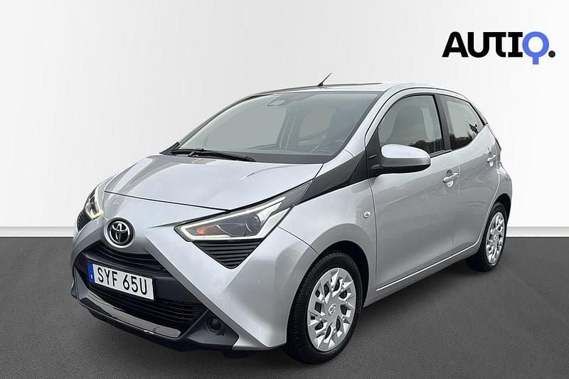 Silver Begagnad 2021 Toyota Aygo X-play Halvkombi | 99 800 kr (Bra pris) - Bild 1/4