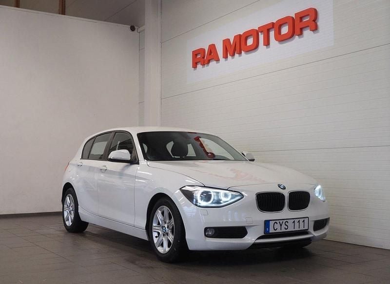 Vit Begagnad 2013 BMW 116 Advantage Halvkombi | 99 900 kr (Marknadspris) - Bild 1/3