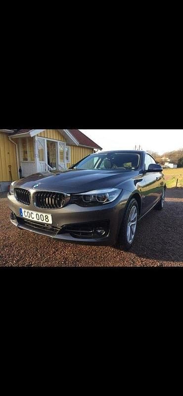 Grå Begagnad 2017 BMW 320 Gran Turismo Sport Line Halvkombi | 225 000 kr (Marknadspris) - Bild 1/3