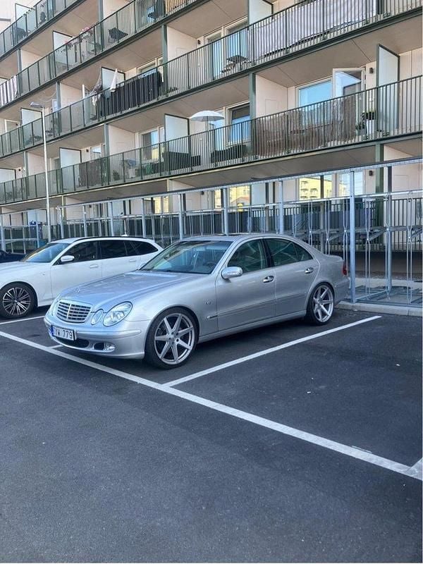 Silver Begagnad 2003 Mercedes E500 Sedan | 83 999 kr - Bild 1/4