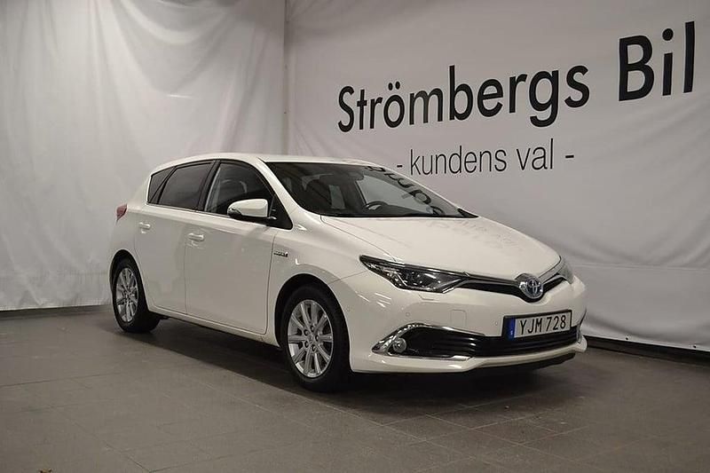 Vit Begagnad 2016 Toyota Auris Hybrid Halvkombi | 159 900 kr (Marknadspris) - Bild 1/4