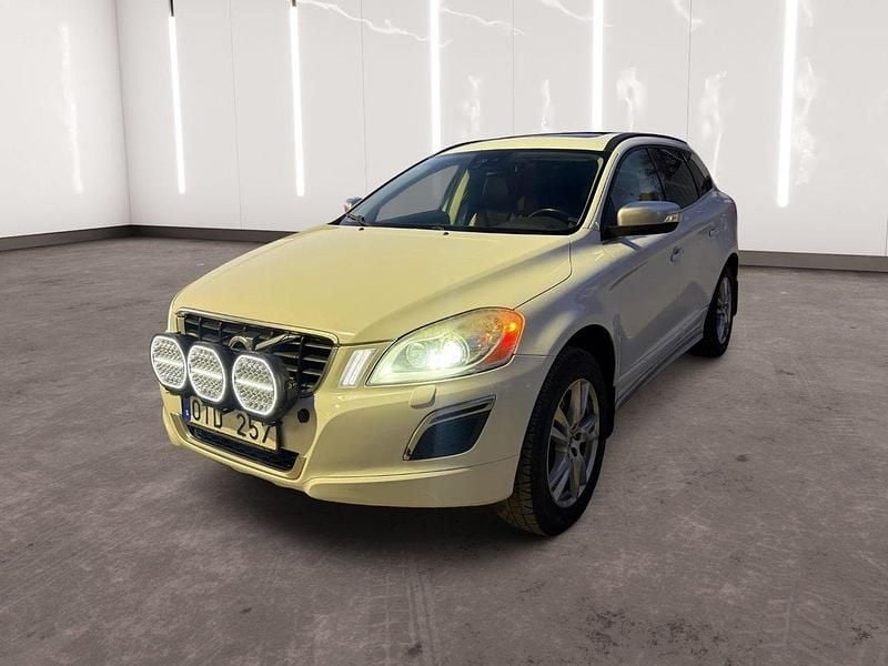 Vit Begagnad 2012 Volvo XC60 R-Design SUV | 109 900 kr (Bra pris) - Bild 1/4