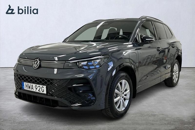 Grå Begagnad 2025 VW Tiguan SUV | 579 800 kr - Bild 1/4