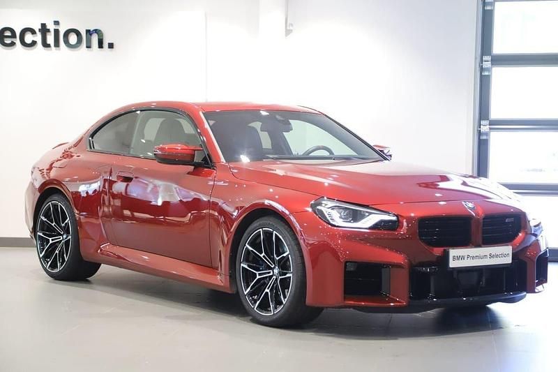 Röd Begagnad 2024 BMW M2 Comfort Edition Sportkupé | 849 000 kr (Marknadspris) - Bild 1/4