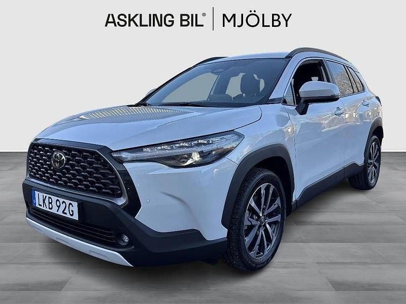 Vit Begagnad 2024 Toyota Corolla Cross Style SUV | 367 000 kr (Marknadspris) - Bild 1/4