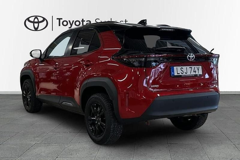 Begagnad Toyota Yaris Hybrid Edition 117 HK (86 kW) 2024 Röd