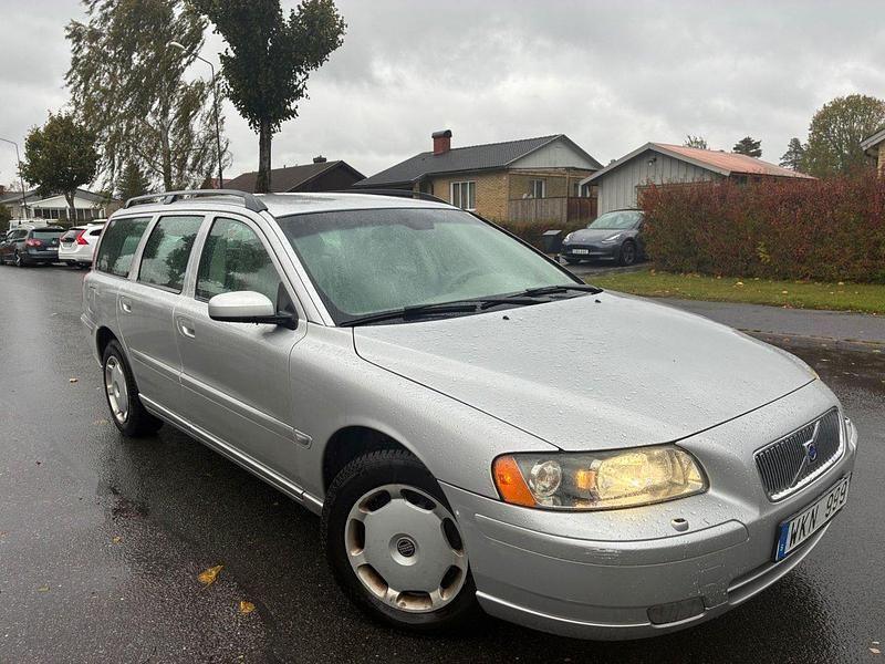 Ljusgrå Begagnad 2004 Volvo V70 Momentum Kombi | 42 900 kr (Marknadspris) - Bild 1/4