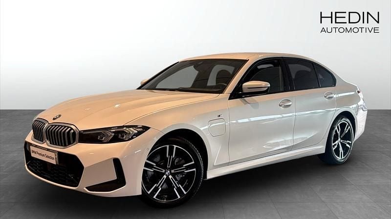 Vit (white) Begagnad 2025 BMW 330e M Sport Sedan | 538 700 kr (Marknadspris) - Bild 1/4