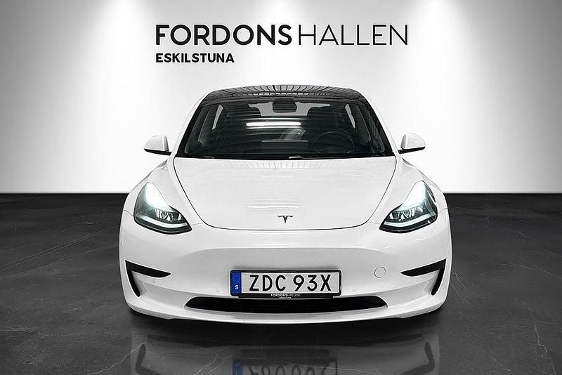 Begagnad Tesla Model 3 Standard Range Plus 239 kW (325 HK) 2021 Vit Sedan