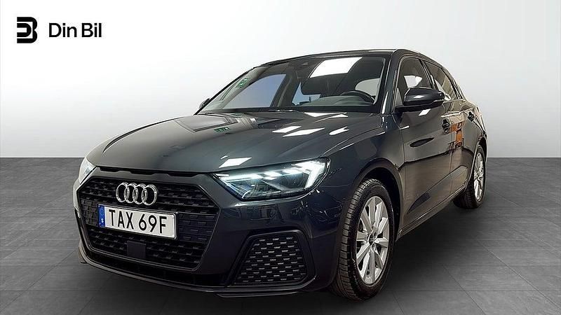 Mörkgrå Begagnad 2022 Audi A1 Sportback Proline Halvkombi | 204 000 kr (Marknadspris) - Bild 1/4