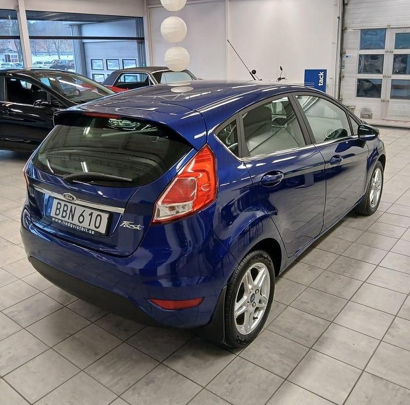 Begagnad Ford Fiesta Titanium 80 HK (58 kW) 2014 Deep impact blue met Halvkombi