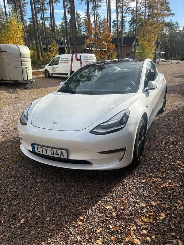 Vit Begagnad 2020 Tesla Model 3 Long Range AWD Sedan | 274 000 kr (Marknadspris) - Bild 1/4