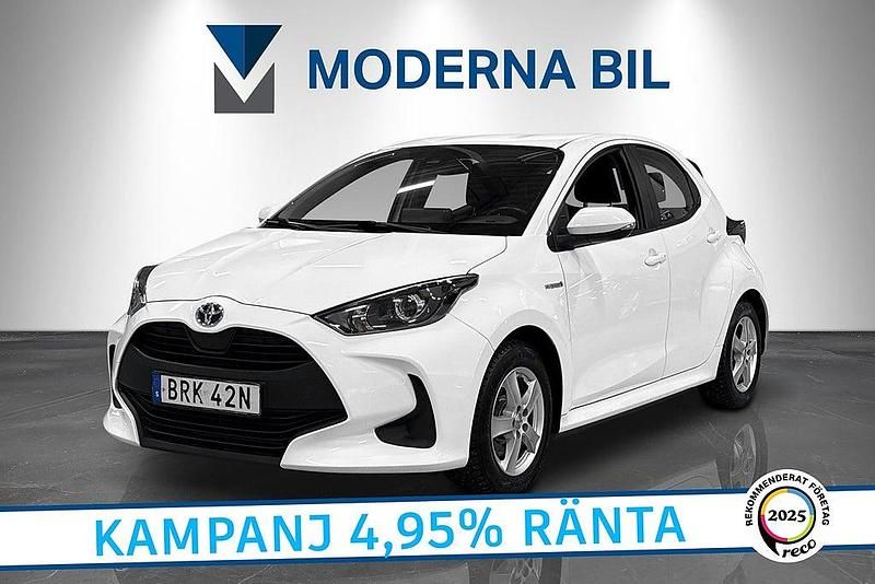 Vit Begagnad 2021 Toyota Yaris Hybrid Active Halvkombi | 179 400 kr (Marknadspris) - Bild 1/4