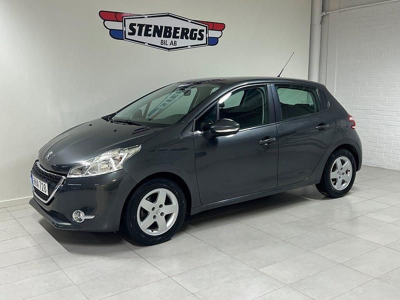Mörkgrå Begagnad 2015 Peugeot 208 Halvkombi | 69 900 kr (Marknadspris) - Bild 1/4