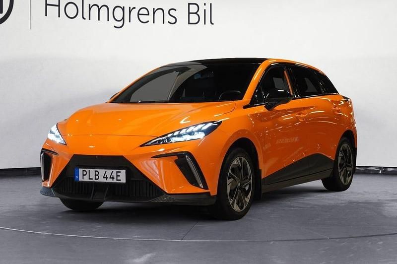 Begagnad MG MG4 EV 150 kW (204 HK) 2022 Orange Halvkombi