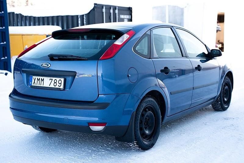 Begagnad Ford Focus 125 HK (91 kW) 2006 Blå Halvkombi