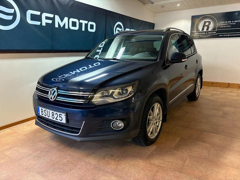 Mörkblå (blå) Begagnad 2014 VW Tiguan SUV | 119 900 kr (Marknadspris) - Bild 1/4