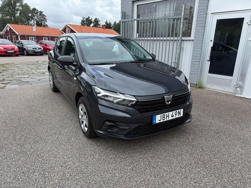 Mörkgrå (grå metallic) Begagnad 2022 Dacia Sandero Comfort Halvkombi | 119 900 kr (Superpris) - Bild 1/4