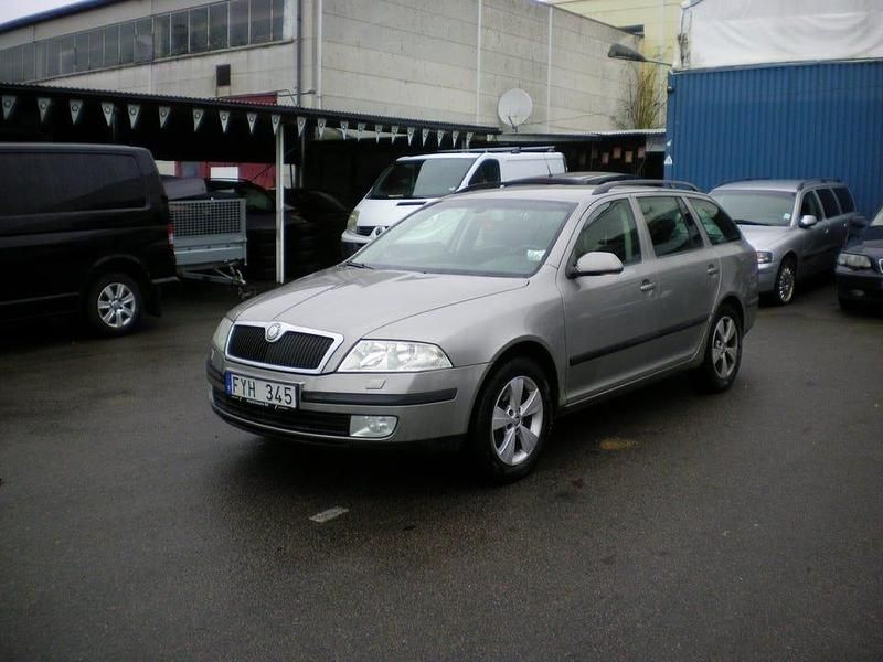 Brun Begagnad 2008 Skoda Octavia Kombi | 17 000 kr (Marknadspris) - Bild 1/4