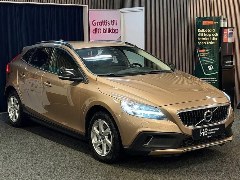 Brun Begagnad 2017 Volvo V40 CC Momentum Kombi | 154 900 kr (Marknadspris) - Bild 1/4
